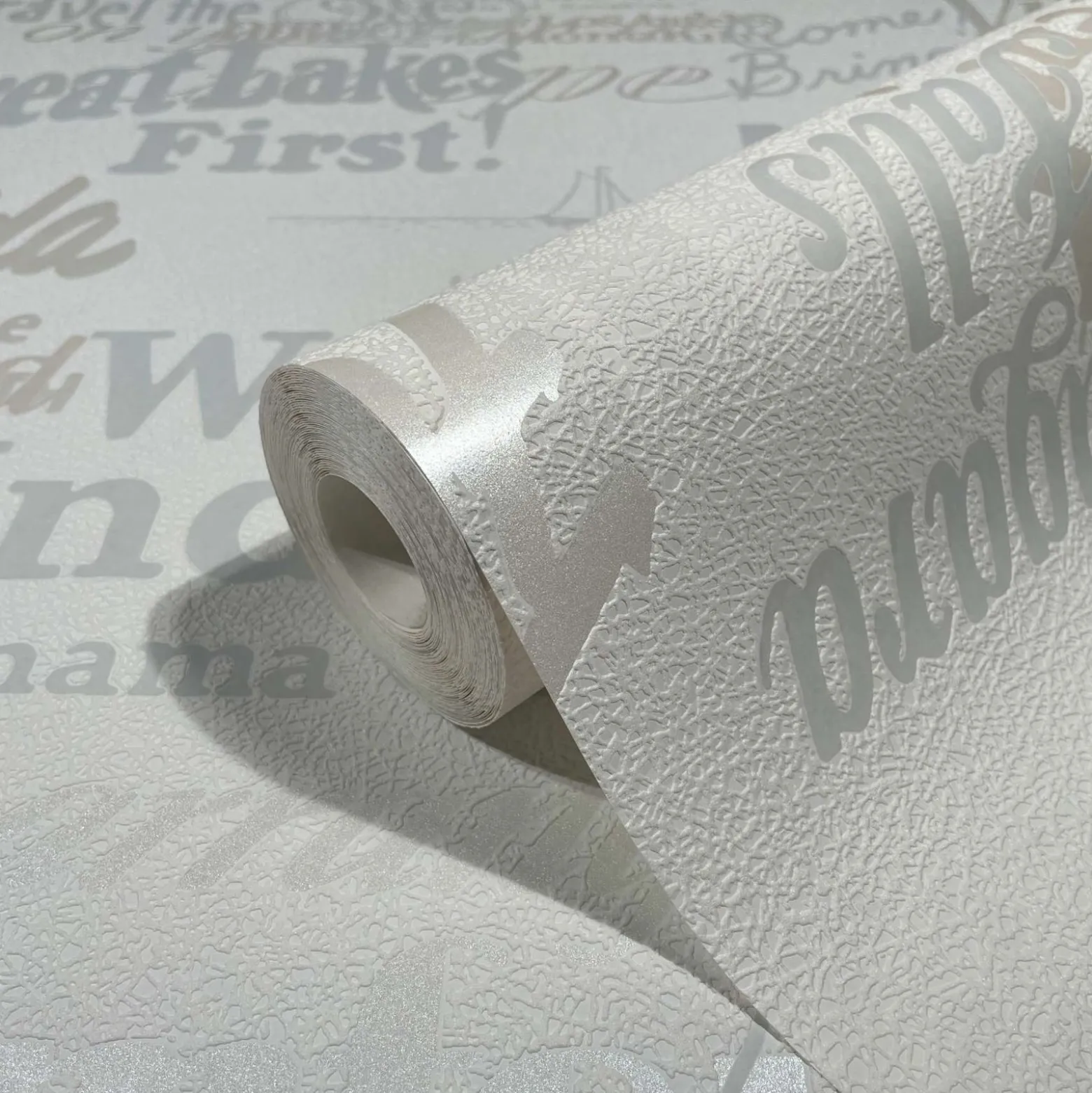 Vliestapete Ivy Schrift Weiß Beige 82326 Novamur